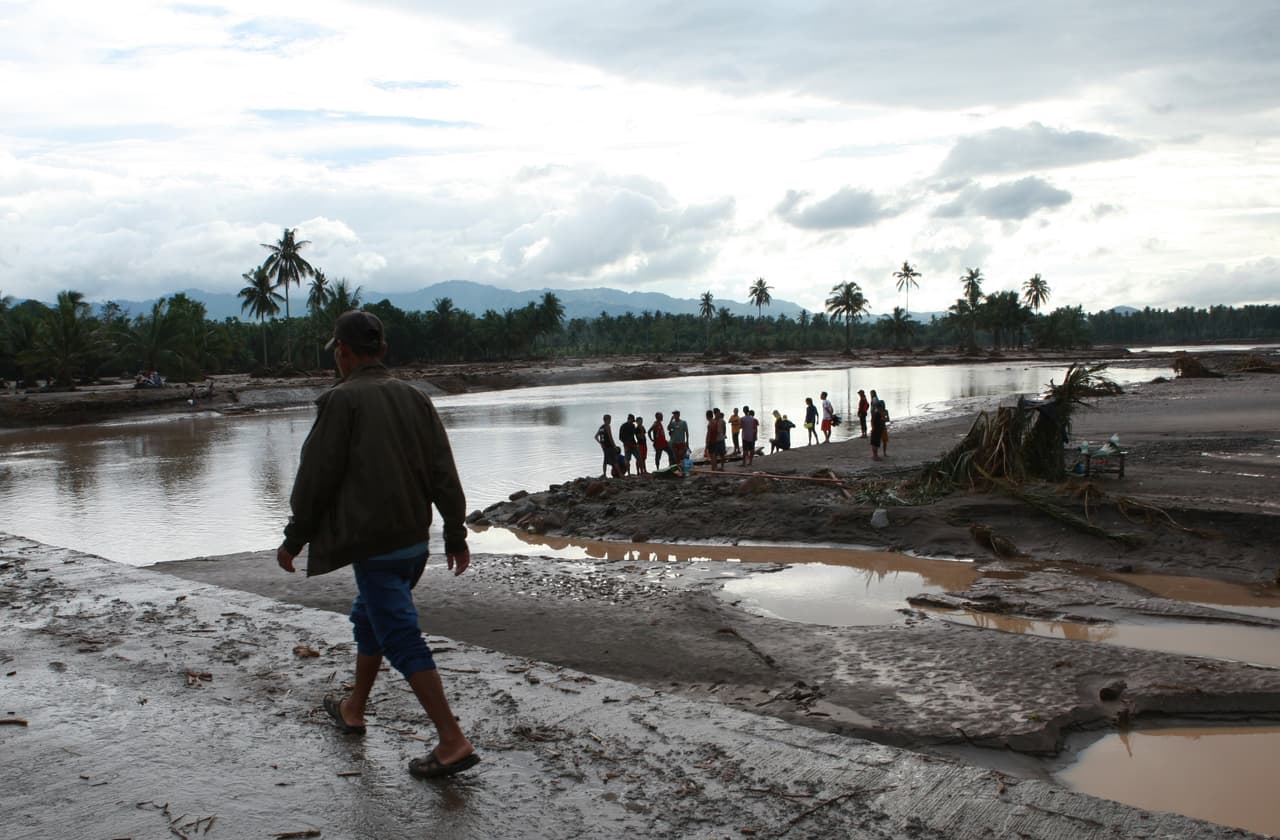 Habitantes de la ciudad de Salvador, provincia de Lanao del Norte, en Filipinas este 23 de diciembre de 2017. La tormenta tropical Tembin fue mortal a su paso por las islas. El lodo y las rocas arrastrados por las inundaciones sepultaron unos cuarenta hogares en otra ciudad (Piagapo), donde murieron al menos 10 personas, según Saripada Pacasum, un representante de protección civil.