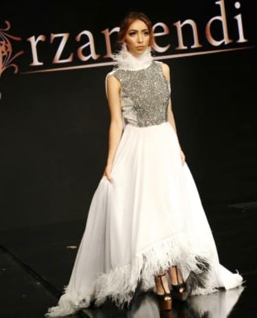 Pero Alison no se queda atrás, también es toda una personalidad a la hora de las pasarelas y al igual que su hermana es muy cotizada por los diseñadores.