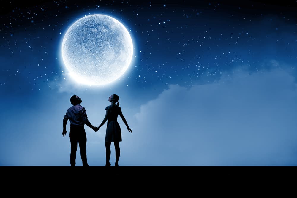 Te sentirás envuelto por el aura del romance, procura salir y ver la Luna, envíale un pensamiento de amor para que actúe como un gran espejo que también devuelva, incrementado, ese amor hacia ti y hacia todo el planeta.