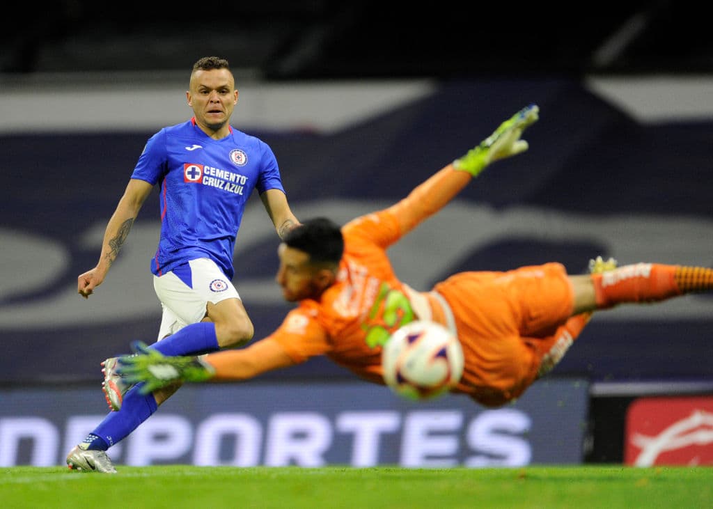 Angulo (9’) abrió el marcador y Santamaría (38’) emparejó los cartones. ‘Cabecita’ Rodríguez (67’, 79’) sentenció el resultado con dos tremendos golazos. Caraglio (90+6’) marcó desde los once pasos para cerrar el marcador 3-2. Cruz Azul y Atlas acumulan 30 y 18 unidades, respectivamente.