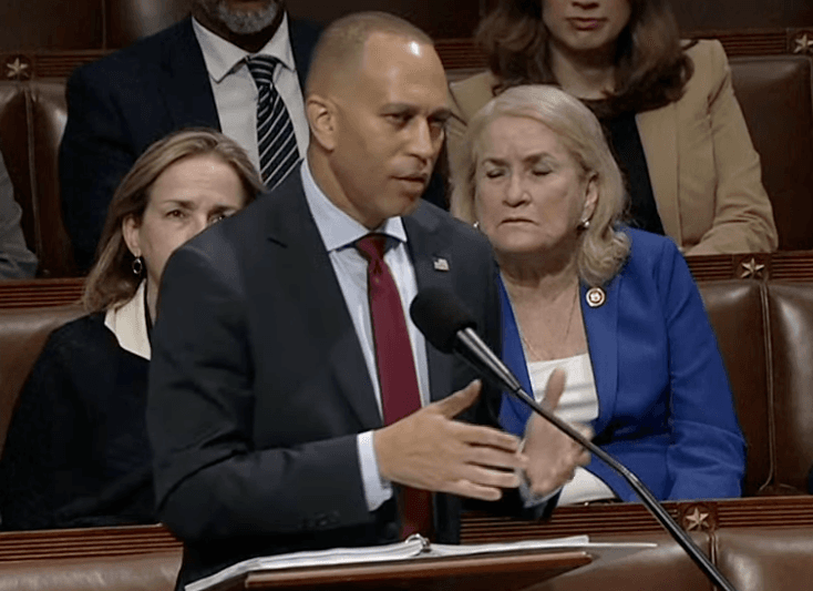 Hakeem Jeffries hablando en la Cámara.