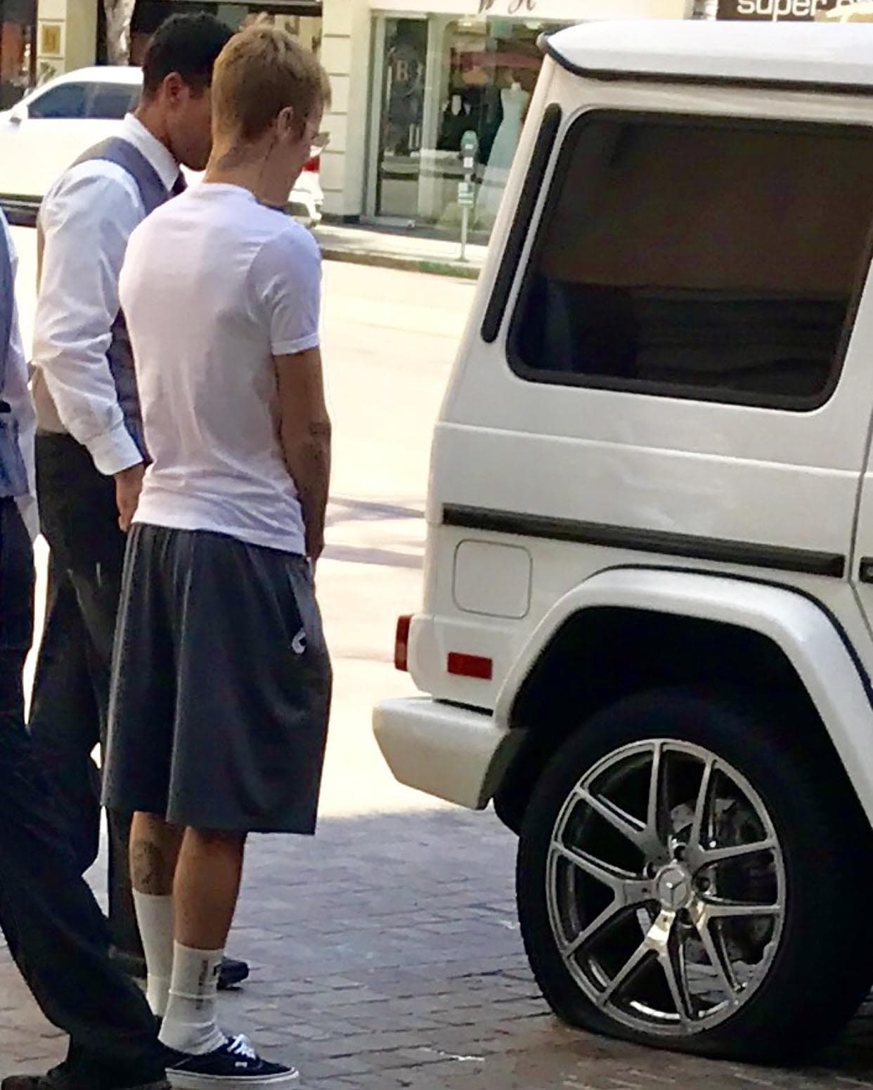 Y al parecer 
<b>no contaba con llanta de refacción </b>para salir del aprieto, así que solicitó ayuda al personal del valet parking.