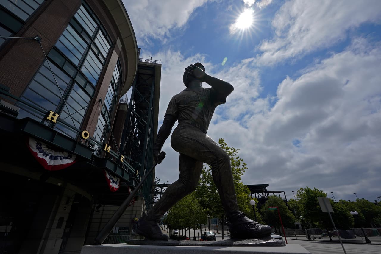 La fotografía muestra la estatua del pelotero Ken Griffey Jr. en las afueras del T-Mobile Park en Seattle, Washington, el pasado miércoles 30 de junio. La ola de calor que ha azotado a la costa norte del Pacífico hizo que la ciudad marcara un nuevo récord de todos los tiempos de acuerdo 
<a href="https://www.climate.gov/news-features/event-tracker/astounding-heat-obliterates-all-time-records-across-pacific-northwest" target="_blank">con climate.gov</a>. El lunes 28 de junio, el termómetro alcanzó los 108ºF (42.4ºC). En los últimos 126 años, Seattle solo había rebasado los 100ºF (37.7ºC) en tres ocasiones.
