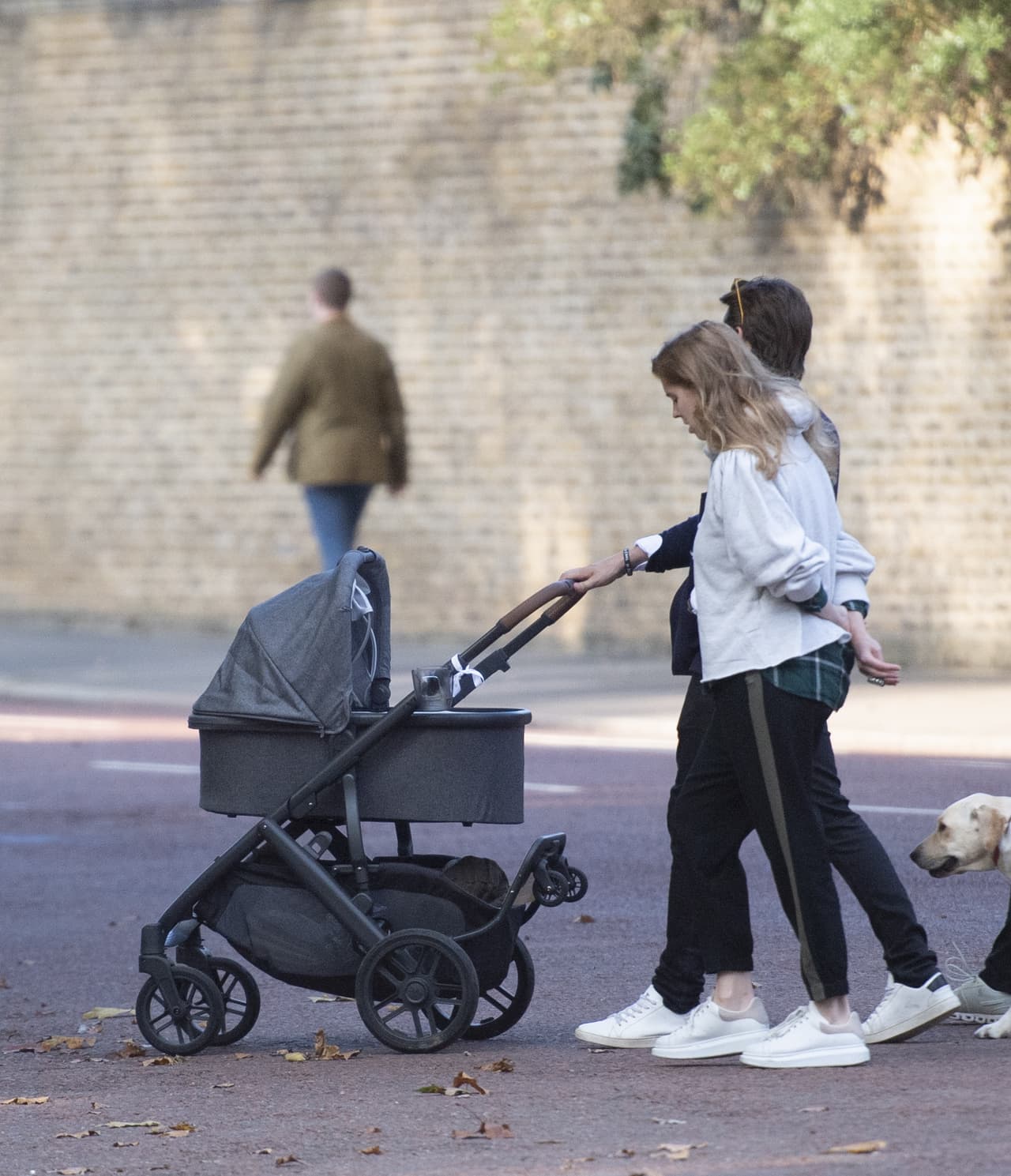 Hasta el momento, la pareja real no ha mostrado el rostro de su pequeña y en este paseo los paparazzi solo captaron el cochecito en el que la bebé tomó los rayos del sol.