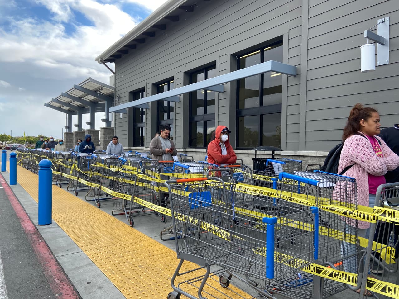 Clientes de Walmart serán contados uno a uno antes de ingresar debido a la crisis de coronavirus 