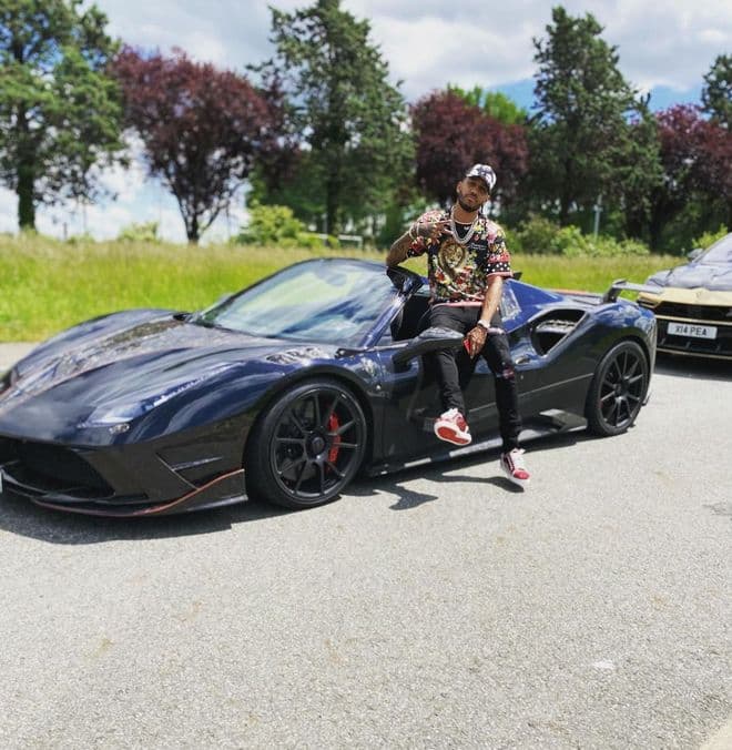 Pierre-Emerick Aubameyang disfruta del lujo de la vida y en esto ha gastado su dinero: innumerables autos exóticos, relojes muy costosos y una mansión multimillonaria.
