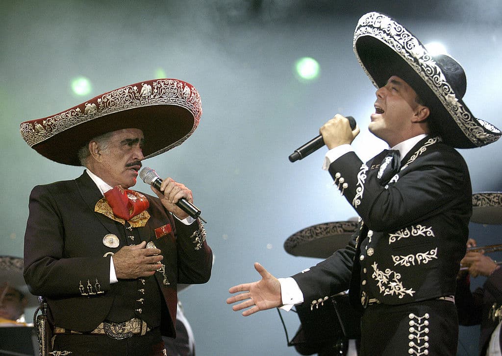 ¡Sí, señor! Cristian Castro también se ha puesto el traje de charro para cantar con Vicente Fernández; juntos grabaron '
<a href="https://www.youtube.com/watch?v=pK5vVY0pyy8">Golondrina presumida</a>' y han interpretado otros temas en vivo como 'Tu retirada'.