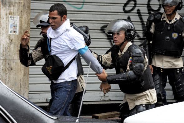 La policía detuvo a cuatro de los estudiantes que agredían a los uniformados.