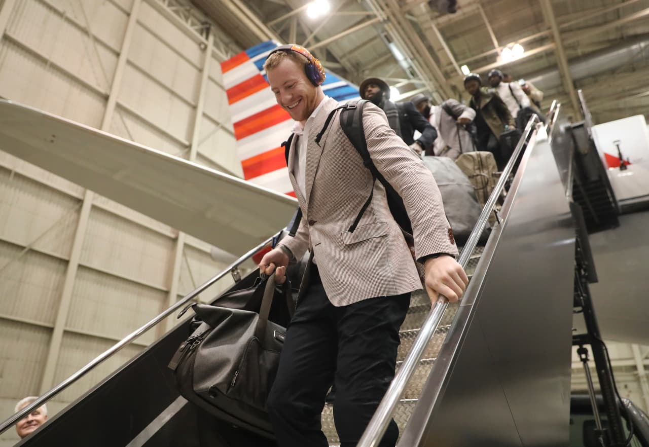 Carson Wentz sufrió una lesión que lo alejó de los emparrillados esta temporada pero igual viajó con el equipo.