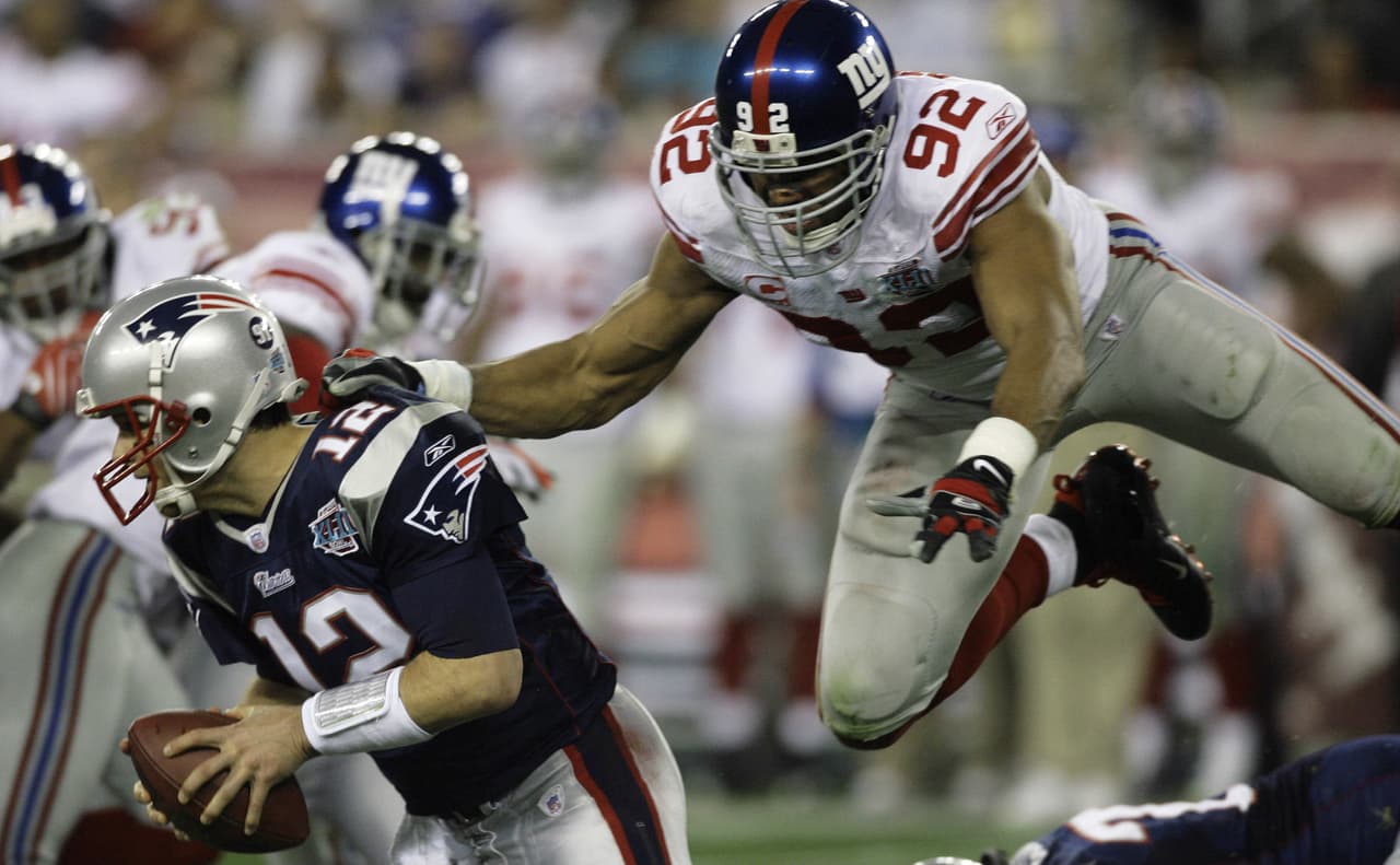 La potente ofensiva de los Patriots encabezada por Tom Brady fue sorpresivamente detenida por la defensiva de los New York Giants que no tenpian nada que perder. Michael Strahan por fin lograba un campeonato.