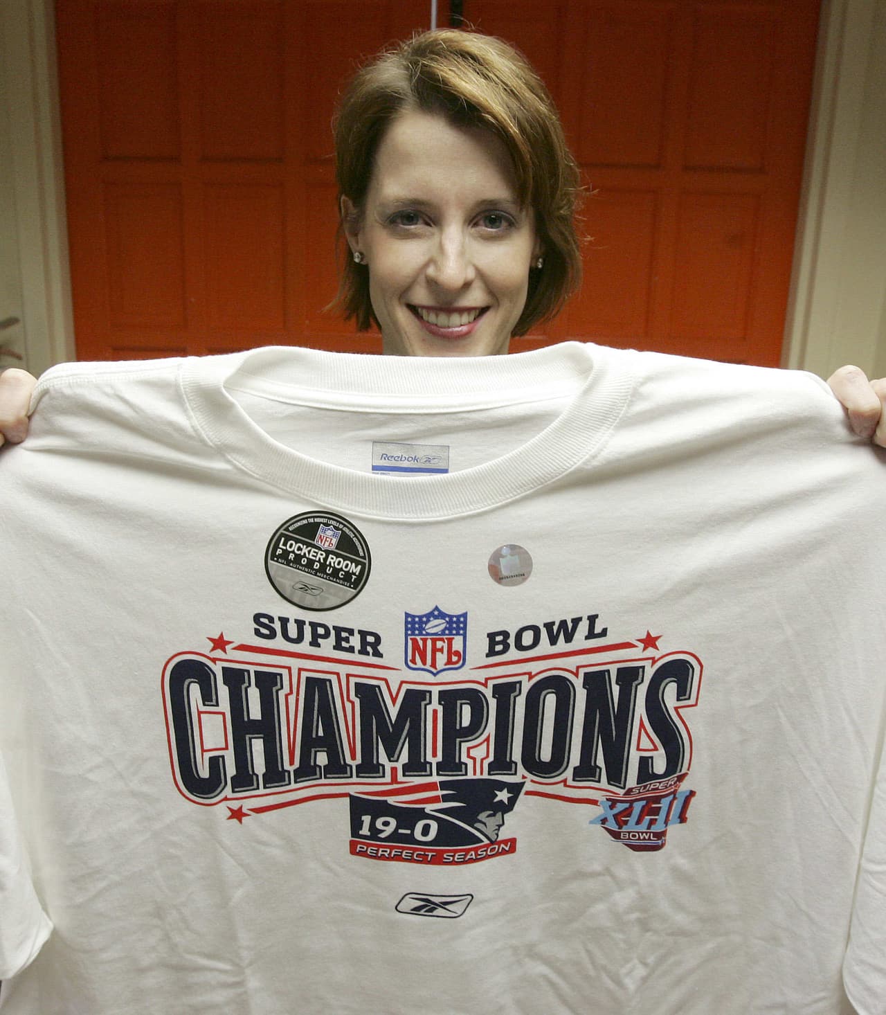 Todo estaba listo para los New England Patriots. Terminaron invictos la temporada regular con marca de 16 - 0. Sumaron 2 victorias en postemporada, faltaba la 19 en el Super Bowl... nunca llegó y las playeras fueron un souvenir erróneo.