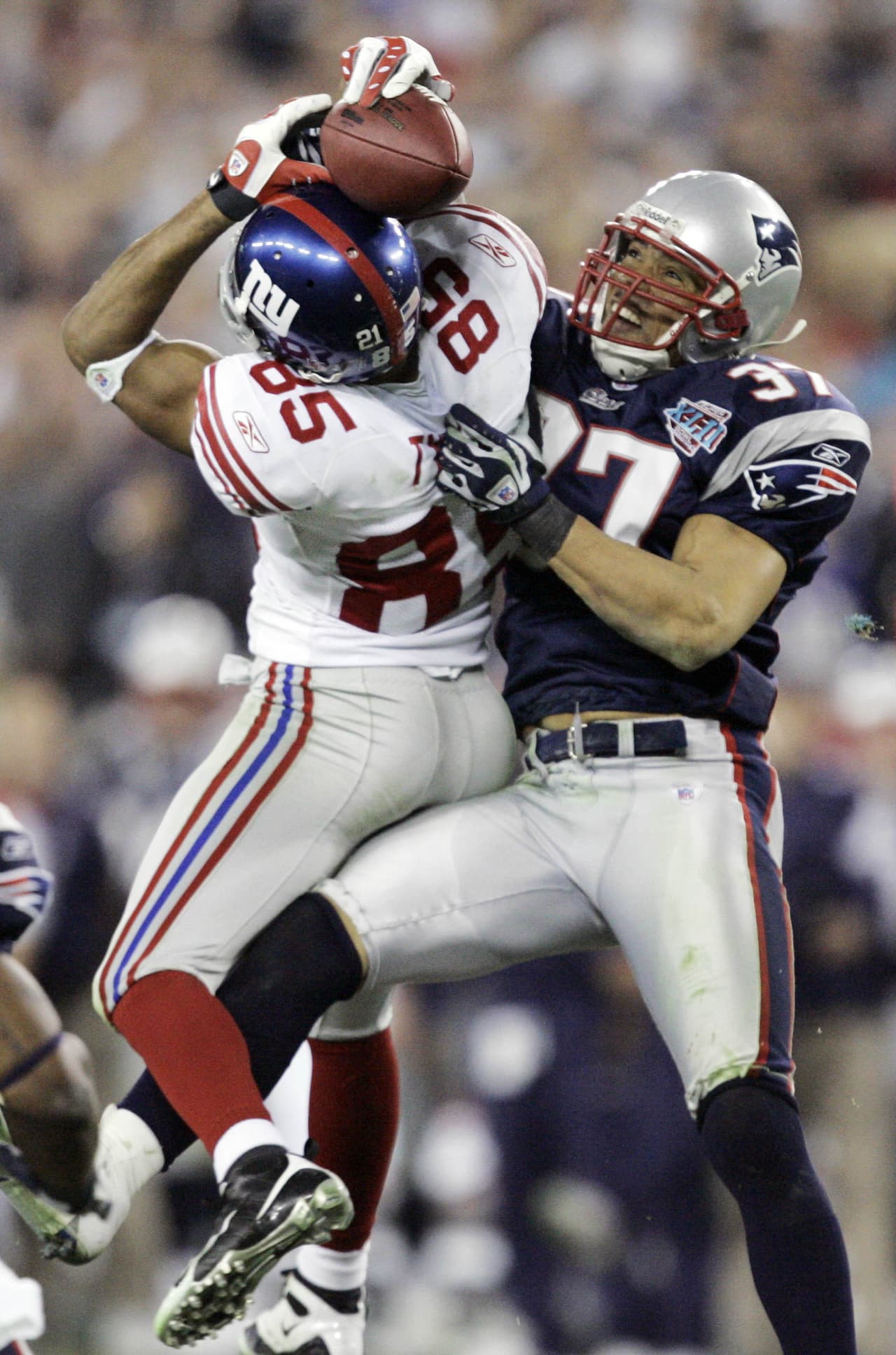 El Super Bowl XLII quedará marcado por una de las más espectaculares recepciones en la historia. David Tyree se ayuda con el casco y atrapa el balón en lo que será una imagen icónica de la NFL.