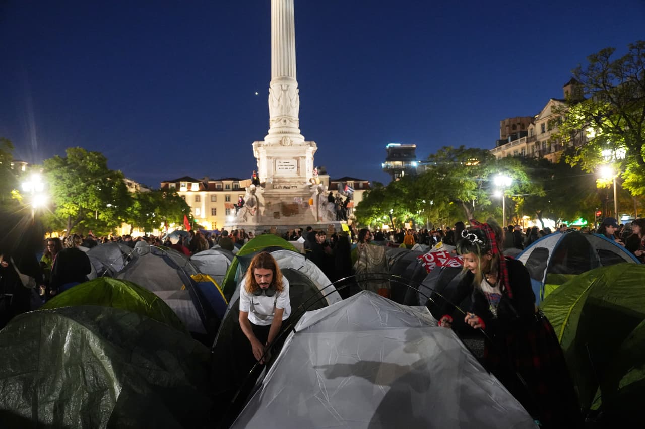 Otra perspectiva de los manifestantes que instalaron tiendas de campaña para pasar la noche tras una protesta en el centro de Lisboa, el sábado 24 de octubre de 2026, y exigir viviendas asequibles.