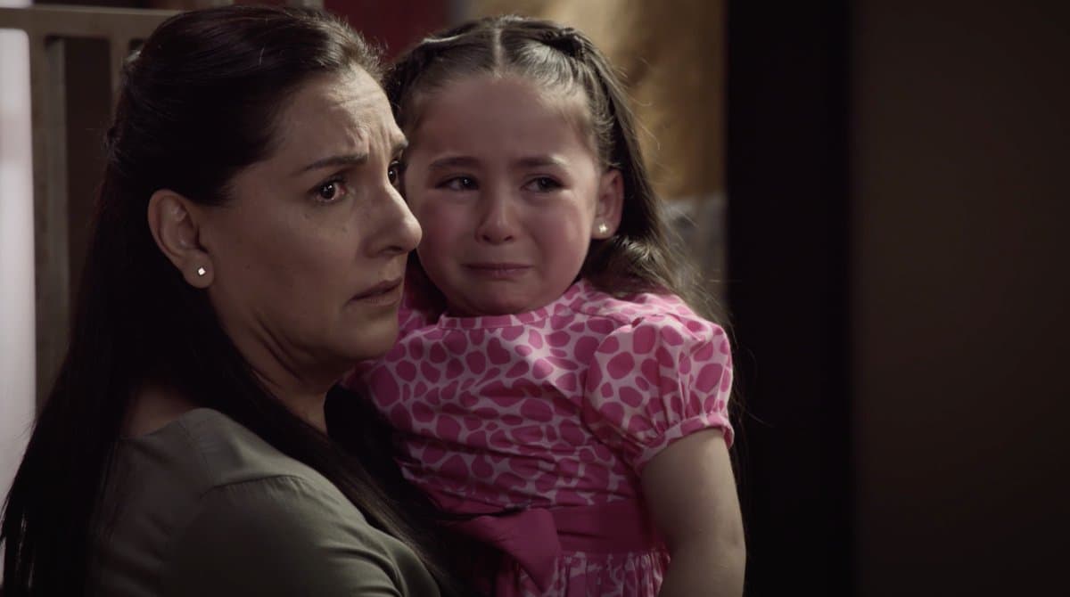 Fue gracias a
<b><a href="http://www.univision.com/novelas/la-doble-vida-de-estela-carrillo/david-zepeda-es-ryan-cabrera-en-la-doble-vida-de-estela-carrillo">Ryan</a></b> que
<b><a href="http://www.univision.com/novelas/la-doble-vida-de-estela-carrillo/alejandro-tommasi-es-mr-blake-en-la-doble-vida-de-estela-carrillo">Blake</a></b> las dejó en libertad, pues amenazó a Asdrúbal con quemar el dinero si no las soltaba.