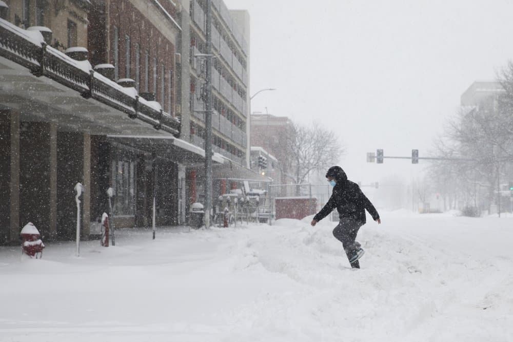 "Lo que la gente está viendo es que este sistema de nieve es muy potente", dijo el sargento de la Patrulla Estatal de Iowa Alex Dinkla al 
<i>Des Moines Register</i>. "A medida que hemos visto que este sistema se mueve en Iowa, las condiciones de las carreteras pasan de cero nieve en la carretera a una calzada totalmente cubierta de inmediato en cuestión de minutos".