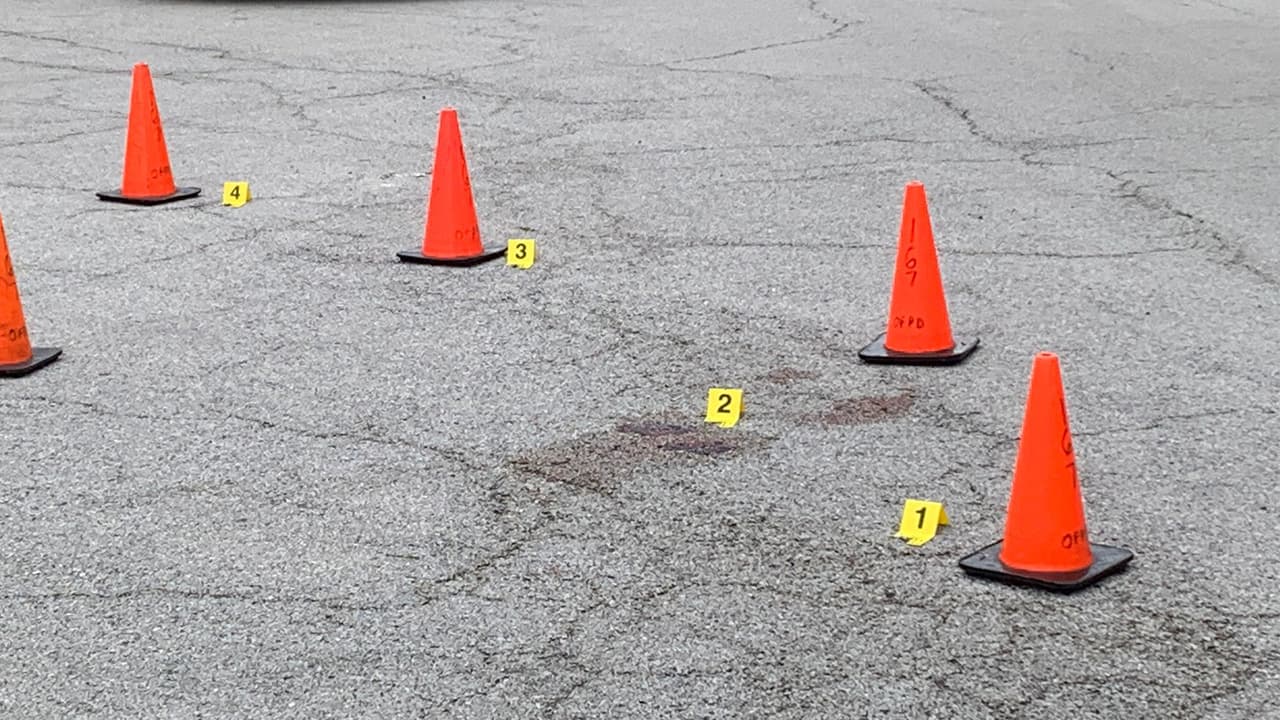 Cerca de las 12 p.m. autoridades confirmaron que 
<b>las tres personas heridas habían perdido la vida en los hospitales</b> a los que fueron trasladados por elementos de bomberos, luego de ser puestos a salvo por los policías.