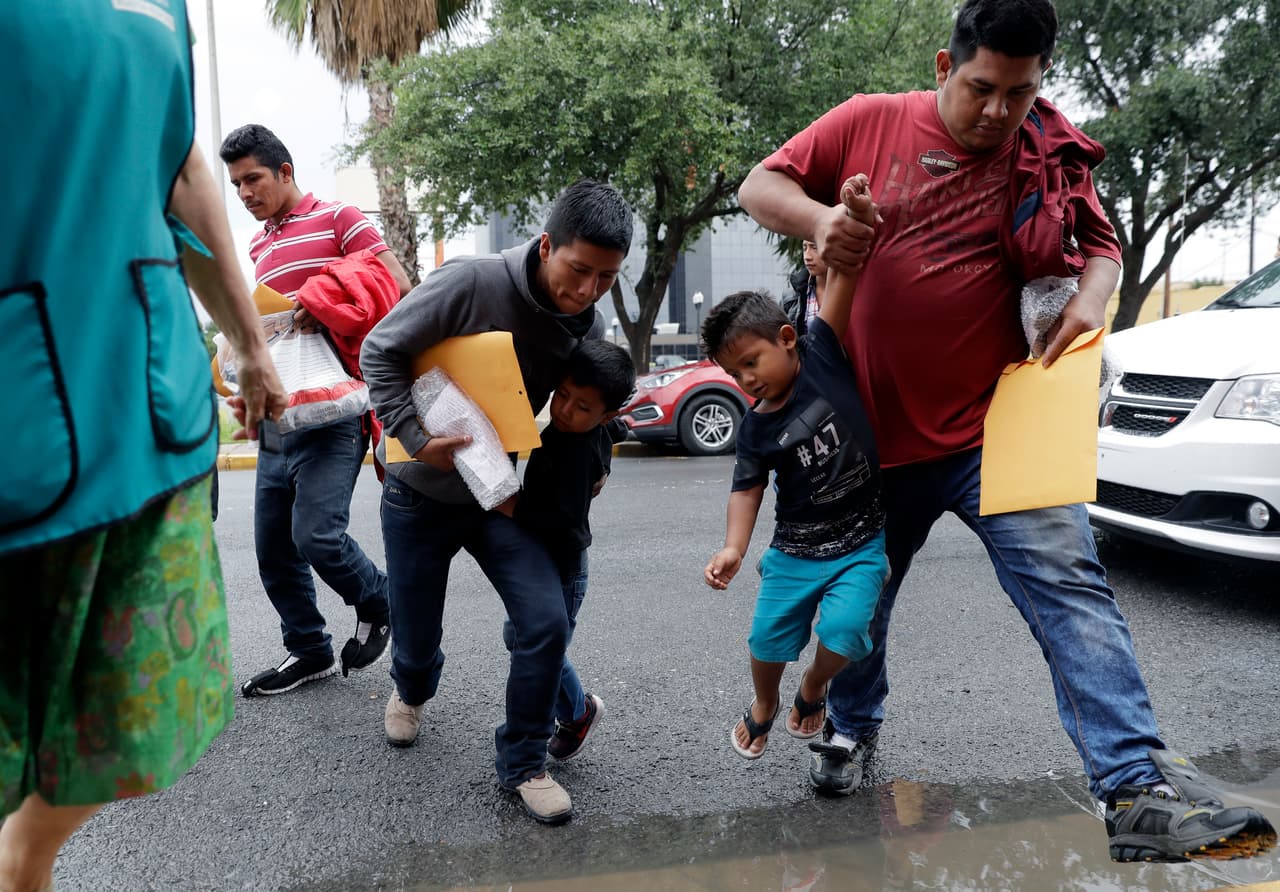 Autoridades dejan de presentar cargos criminales a padres indocumentados para evitar la separación familiar