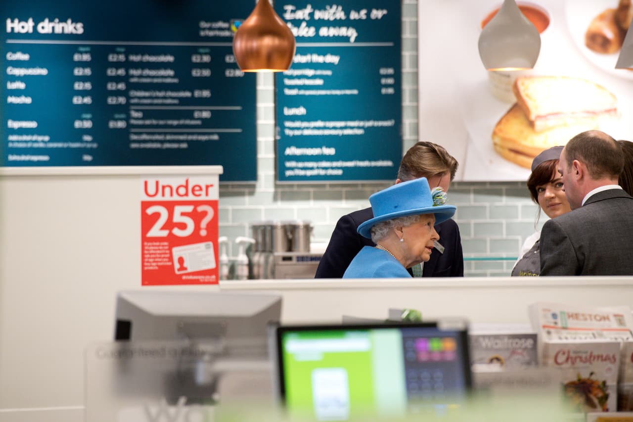 Luego los llevaron a degustar unos bocadillos al área de
<i>deli</i>.