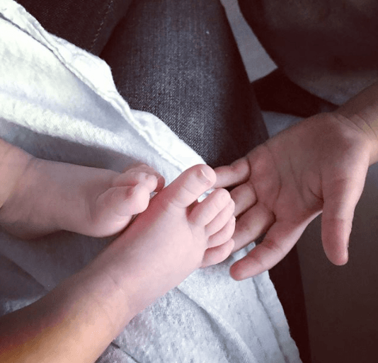 Tanto Cristy como Alan han compartido algunas imágenes que muestran la ternura con la que Michelle cuida a su hermanito.