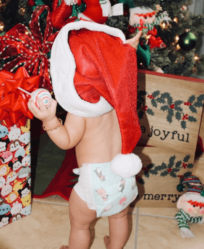La pequeña cumplió 10 meses y su mami compartió estas simpaticas imágenes con su gorrito de Navidad.