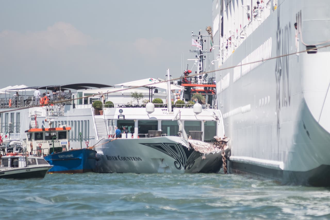 Los dos barcos remolcadores que guiaban al crucero hasta el canal de Giudecca intentaron frenar el buque, que ganaba velocidad, pero las cadenas que lo llevaban atado se acabaron rompiendo por la presión, añadió Calderan, que dijo que el motor del 'MSC Opera' estaba "bloqueado".
