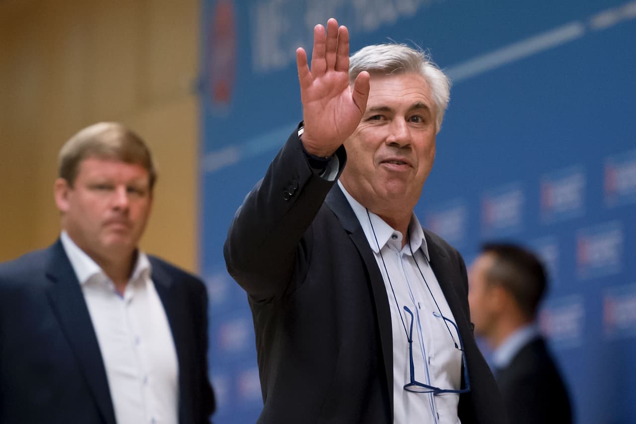 Carlo Ancelotti es otro frecuente a los foros de Nyon: en sus épocas con el AC Milán inventó un sistema para acomodar a Clarence Seedorf, Andrea Pirlo y Kaká al mismo tiempo.