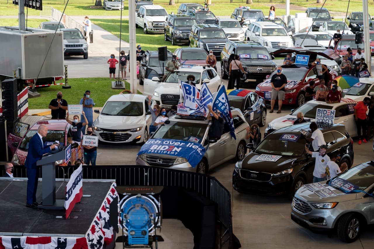 Los mítines de Biden han sido poco masivos y con los asistentes en sus autos, como este encuentro con sus seguidores en Miramar, Florida, realizado el 13 de octubre. Trump mantuvo su campaña con pocas restricciones para evitar la propagación del coronavirus y el 1 de octubre fue hospitalizado después de que se informara de su contagio.