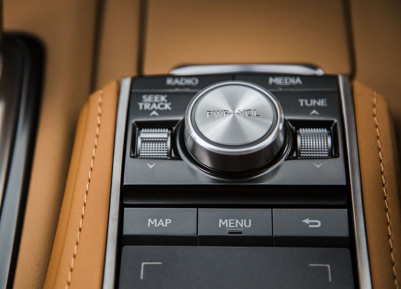 <b>Sistema de información y entretenimiento desfasado</b>
<br>
<br>Pero no todo en el Lexus LC 500 es perfecto. De hecho, una de sus más grandes debilidades es su sistema de información y entretenimiento, pues además de tener una interfaz complicada de controlar, sus gráficas se ven bastante anticuadas. Sin duda, se trata de una tendencia que va más allá de este vehículo, ya que sucede lo mismo en otros modelos de Lexus e incluso Toyota.