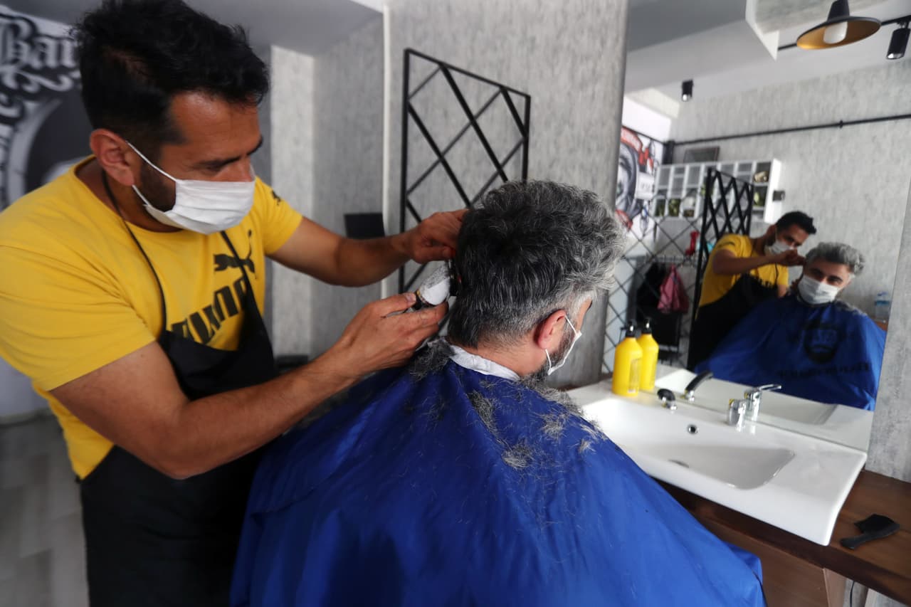 Las peluquerías y las barberías también pueden reabrir al 50% de su capacidad. Los empleados de estas empresas deben usar mascarillas o tapabocas, y reducir la cantidad de personas en las áreas de espera.