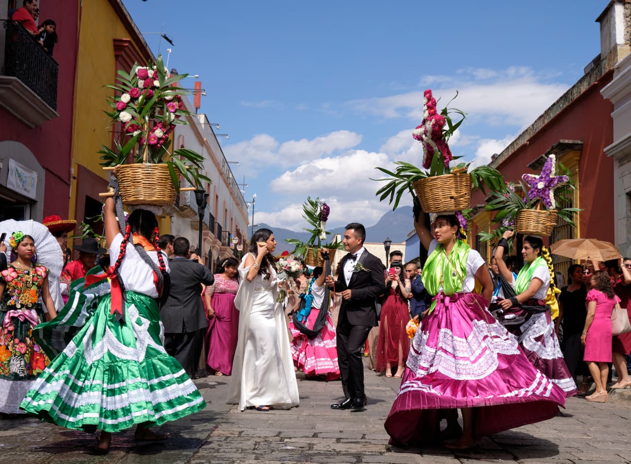 <b>Puesto 9. Oaxaca</b>.
<br>
<br>Esta ciudad colonial en el sur del país lo sumergirá por completo en la cultura mexicana. A más de 5,000 pies sobre el nivel del mar y rodeada por la cordillera de la Sierra Madre del Sur, es el lugar para experimentar las costumbres nativas, visitar mercados vibrantes y probar la gastronomía local.
<br>
<br>Debe conocer la iglesia Templo de Santo Domingo, edificada en 1555 y durante un tiempo usada como cuartel militar. Tampoco debe perderse las ruinas de Monte Albán.