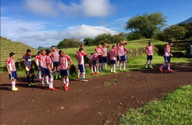 Chivas se toma la foto oficial entre pirámides y ruinas arqueológicas.