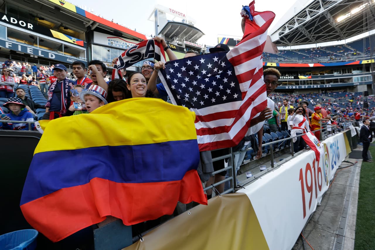 <b>Ecuatorianos.</b> Unos 738,000 viven en Estados Unidos, de los cuales 71% son ciudadanos estadounidenses y el 44% posee casa propia. Su promedio de edad es de 33 años, tienen un ingreso anual promedio de 61,000 dólares y el 23% tiene educación universitaria. La inmigración ecuatoriana disminuyó 7 puntos entre 2010 y 2017. 
<br>