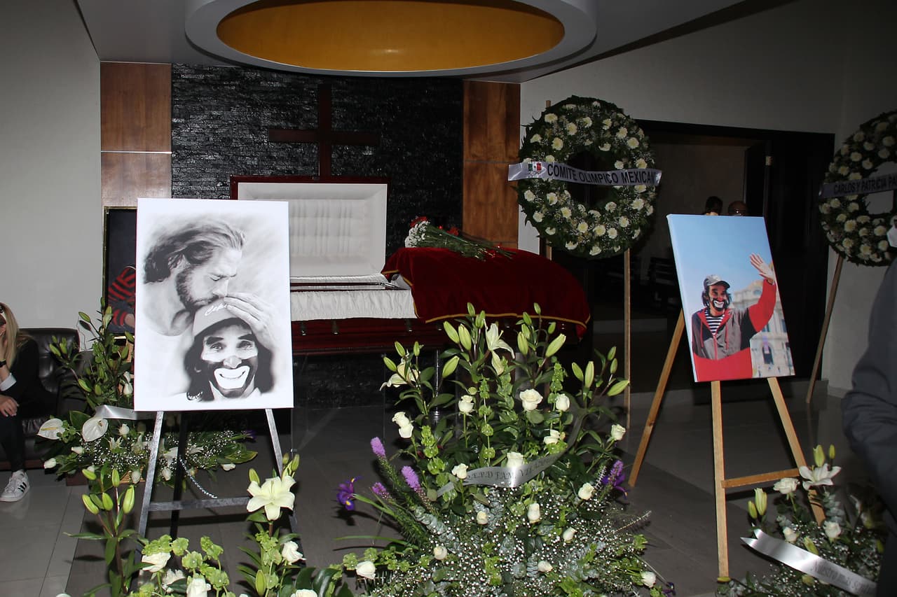 El cuerpo de Cepillín fue velado este lunes en una funeraria de la Ciudad de México. "Todo el que desee acompañarnos es bienvenido. Vamos a despedir todos a Cepillín", se podía leer en la cuenta oficial del famoso comediante enfocado al público infantil.