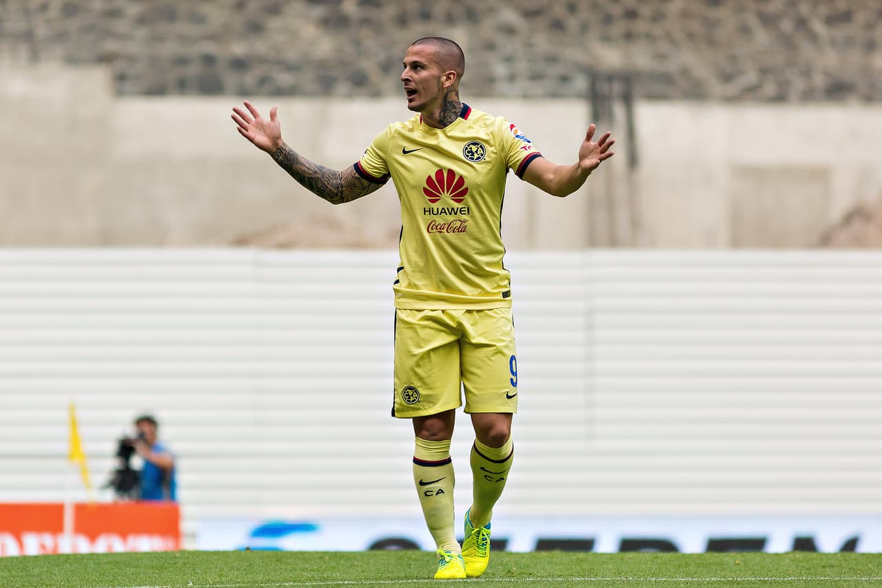 El delantero argentino Darío Benedetto aseguró que no descarta un regreso a la Liga MX, mientras los rumores dicen que Monterrey lo ha contactado: "nunca se sabe. No cierro las puertas nunca a México. Es todo mentira lo que han dicho de Monterrey, conmigo no se ha comunicado nadie, pero siempre es bueno volver".