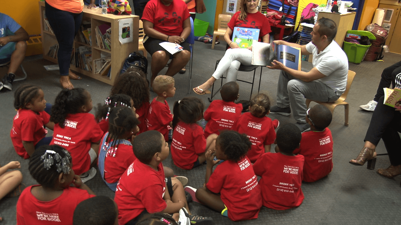 El locutor de La X tuvo la oportunidad de compartir con los niños en el Día de Lectura del campamento.