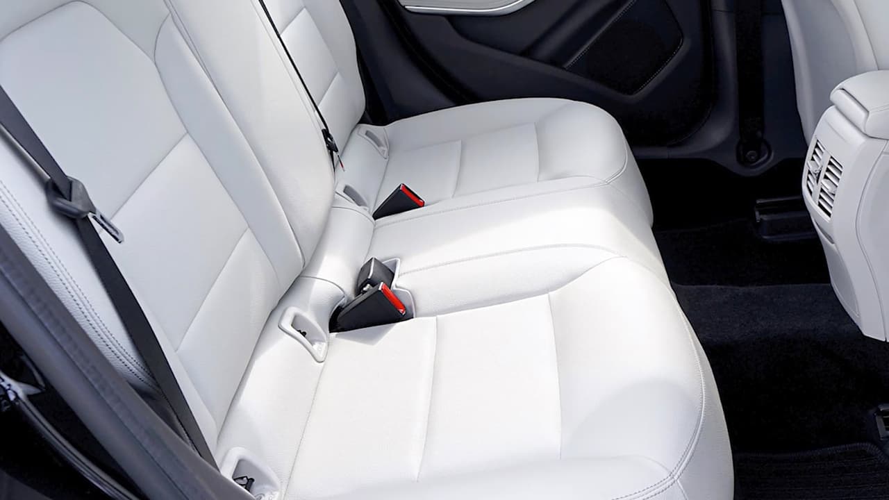 Los oficiales del precinto 4 de la oficina del sheriff del condado Harris encontraron dentro del vehículo a dos niños pequeños.
<br>