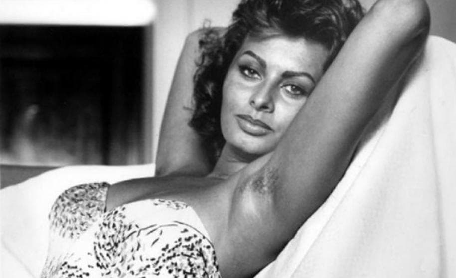 Corría la década de los años 60 y Sophia Loren era la máxima estrella internacional por sus trabajos cinematográficos. Esta imagen recorrió el mundo. Incluso realizó varias sesiones fotográficas sin depilarse, pues ello no le causaba ningún conflicto.