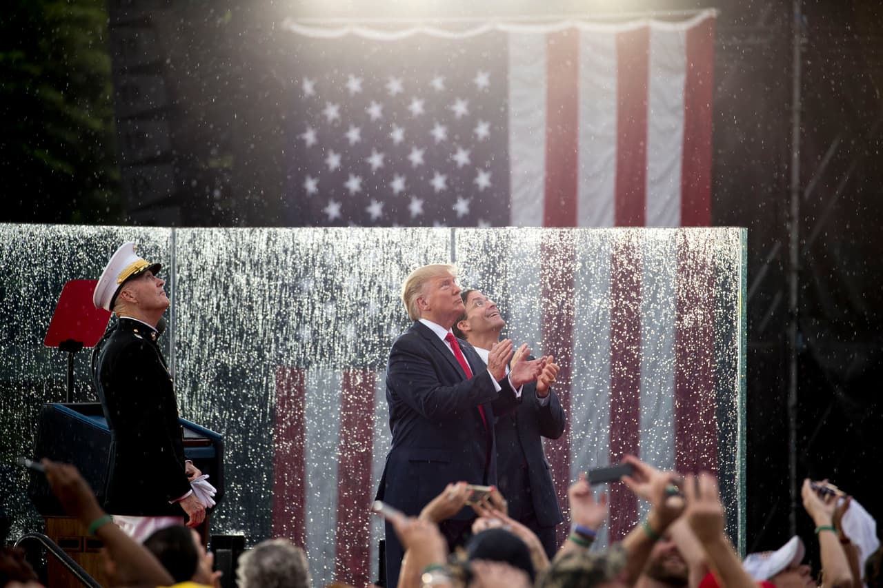 En la imagen, el presidente Trump está acompañado por el jefe del Estado Mayor Conjunto, Joseph Dunford, y por el secretario de Defensa en funciones, Mark Esper. Los tres miran en el cielo el paso de alguna de las aeronaves que fueron parte del despliegue militar que exhibió el mandatario en las celebración del 4 de julio.