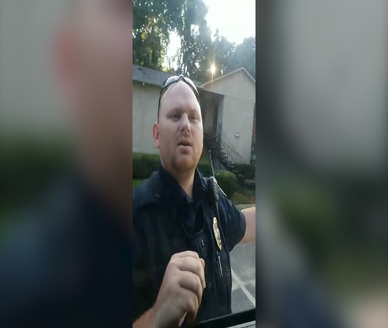 La madre de Martínez dijo entre lágrimas a
<b>Noticias 34 Atlanta </b>que "los agentes les dijeron que solo venían por él, que si se bajaba solo se lo llevarían a él y no a su papá, pero terminaron arrestándolos a los dos".