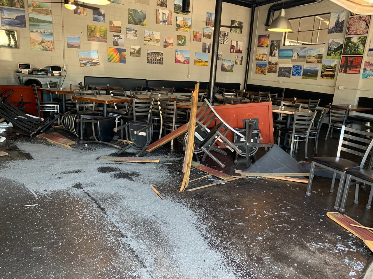 Una mujer resultó herida este miércoles luego de que un auto destrozara un restaurante en el condado de Gwinnett. El incidente se registró poco después de las 4 pm en Rico's World Kitchen, ubicado en el 306 de West Main Street en el centro de Buford, informó este jueves la Policía del condado de Gwinnett. De acuerdo con las autoridades, una mujer de más de 60 años confundió el freno de su auto con el acelerador e hizo que el auto atravesara el local.