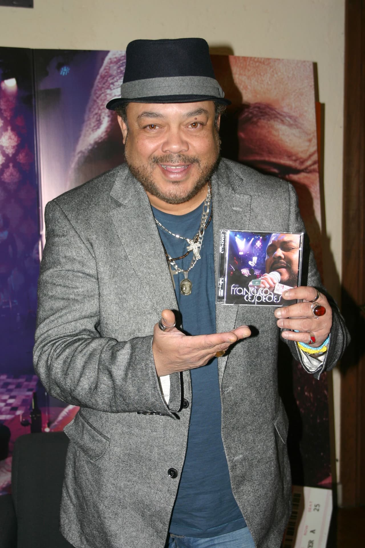 "Estoy bien, son cosas que me pasan, yo no le tengo miedo a la muerte, no le temo a la vejez, yo lo que hago todos los días... camino un poco para que la vejez no sea inválida, además 
<b>todavía tengo buenas erecciones</b>... sí, también eso contribuye, todo mundo las quiere, lo mismo los gays que los heterosexuales, que los pansexuales, que los autosexuales... como hay géneros ahora", comentó en otro segmento de la entrevista transmitida en 
<b><a href="https://twitter.com/deprimeramano/status/1174467165157675008" target="_blank">'De primera mano'</a></b>.