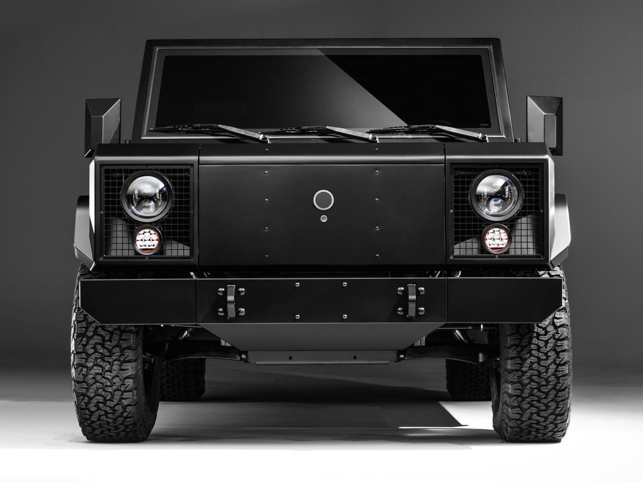Bollinger Motors planea fabricar sus modelos B1 y B2 con los que pretende conquistar el segmento de las SUVs y pickups. Ambos modelos son motivados por motores eléctricos y cuentan con atractivas características para dominar hasta los terrenos más desafiantes.
