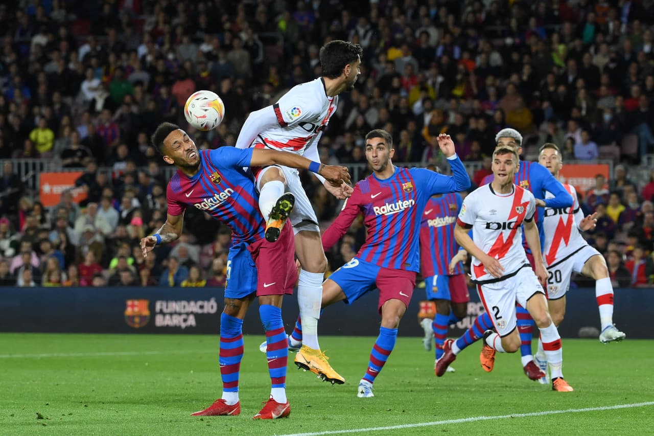 Un gol de Álvaro García al inicio del partido fue suficiente para el triunfo del Rayo Vallecano en Camp Nou ante el Barcelona que encamina el alirón del Real Madrid en LaLiga de España.