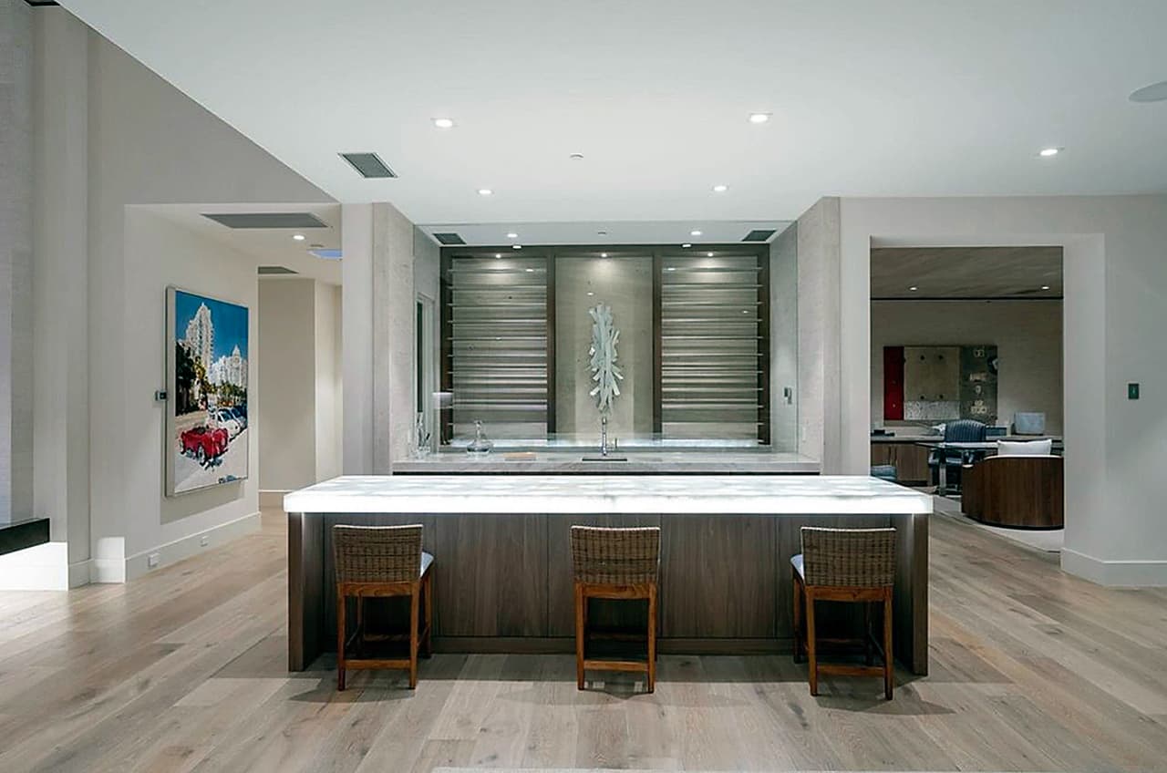 Tiene una isla de mármol al centro.
<br>