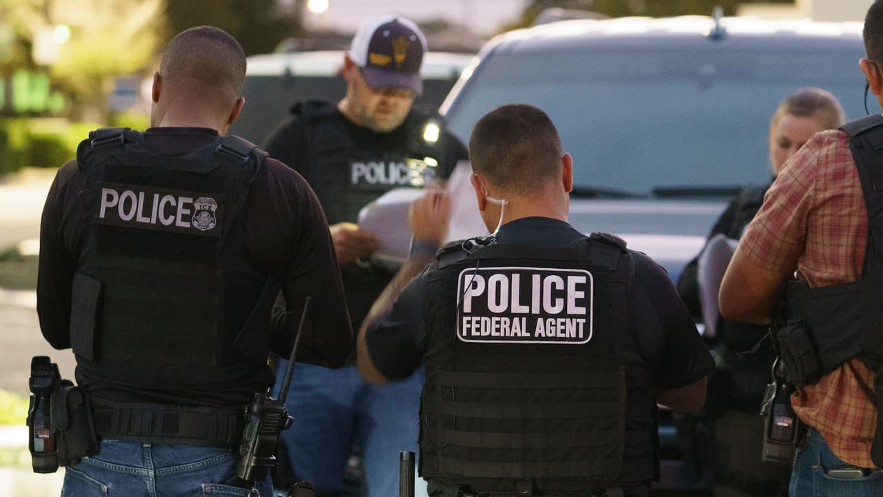 Distrito Escolar impide ingreso de agentes federales a dos escuelas primarias en el sur de Los Ángeles