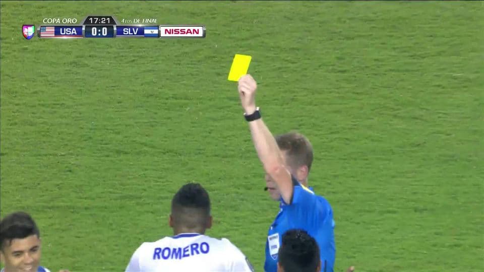 Tarjeta amarilla. El árbitro amonesta a Henry Romero de El Salvador