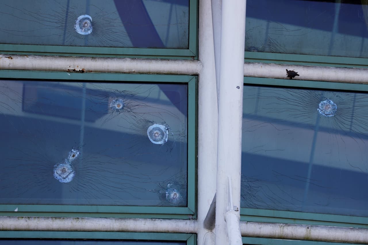 Pasadas las 4:00 de la madrugada, hora local, la policía presume que varios individuos dispararon contra el Coliseo de Puerto Rico en al menos 
<b>50 ocasiones</b>, rompiendo varios de los vidrios.