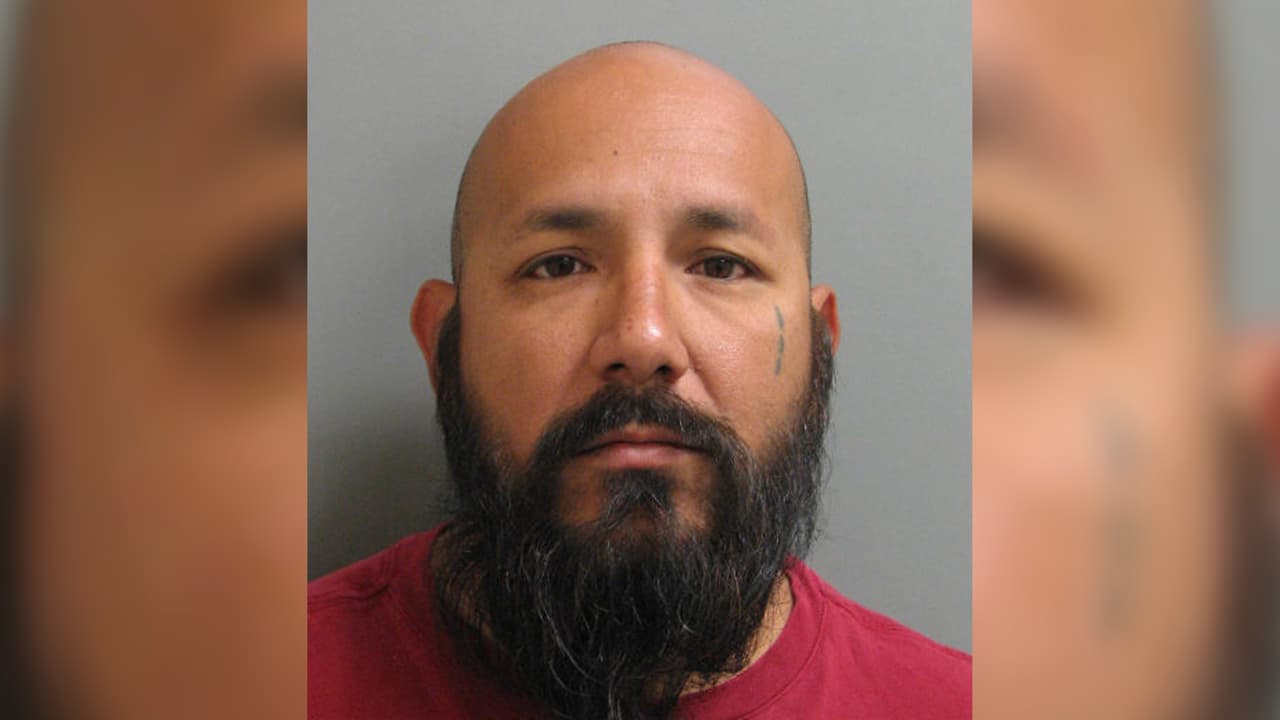 Phillip Hernandez, de 29 años. Se le vio por última vez en La Porte, Texas. Tiene antecedentes criminales en el condado Harris por traspaso de propiedad y por lesiones a un miembro de su familia.