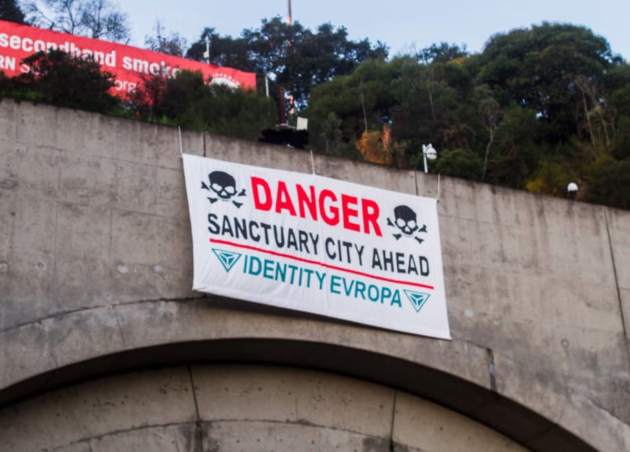 "Peligro, ciudad santuario adelante": el mensaje de un grupo de supremacistas blancos en un puente de San Francisco