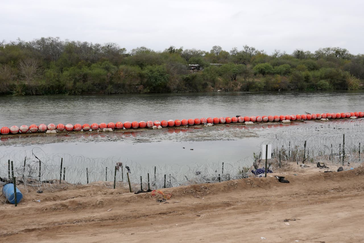 Comienzan a instalar boyas para ‘muro flotante’ en Río Bravo en Laredo